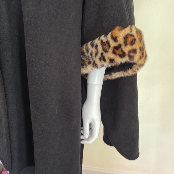 MIXIT Fleece Wrap Cape W/Faux Fur Trim. One Size. P10/A1650 - Picture 4 of 7